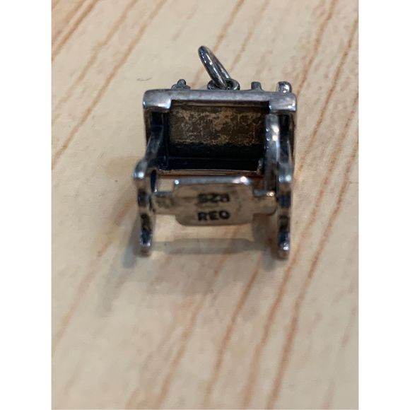 .925 Vintage Sewing Machine Sterling Silver Jewelry Charm #sew #treadle machine - Picture 4 of 6